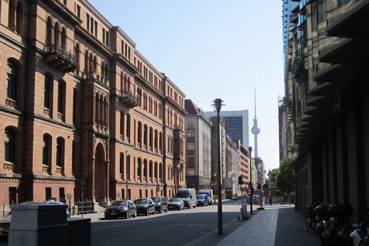 Berliner Straßenzug mit dem Fernsehturm im Hintergrund